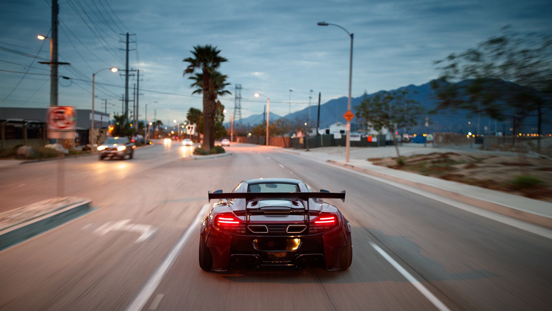 爱游戏体育平台-_高空极限跳伞表演：从云端俯瞰人生_，3.9万米高空极限跳伞视频