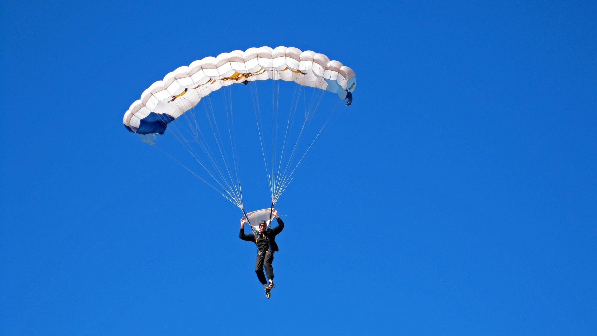 爱游戏官网-网球名将参加慈善赛事，助力贫困地区青少年，网球协会会长