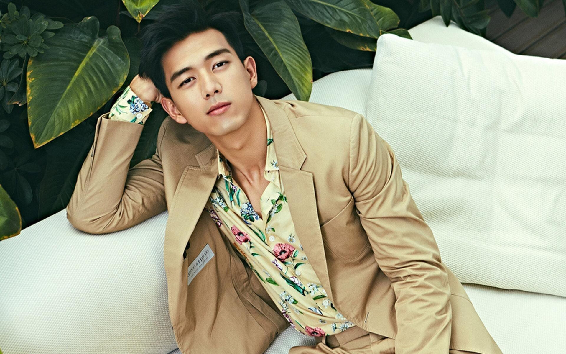 C罗赛后签名送给残障球迷感动现场,c罗签名的足球值多少钱