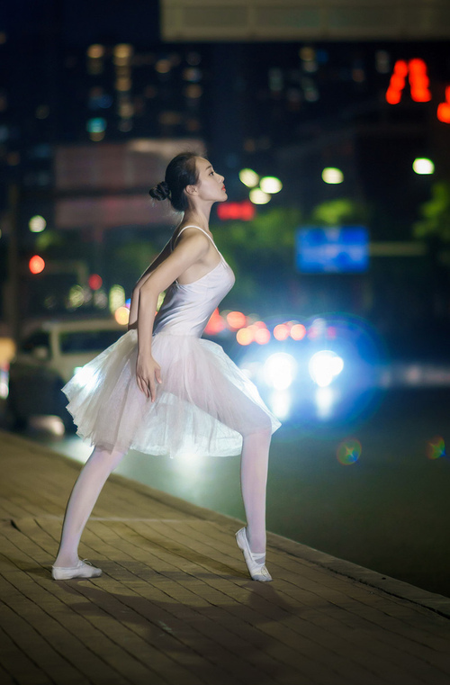 青少年篮球暑期特训班强调技巧与身体素质双向突破,青少年篮球培训课程安排