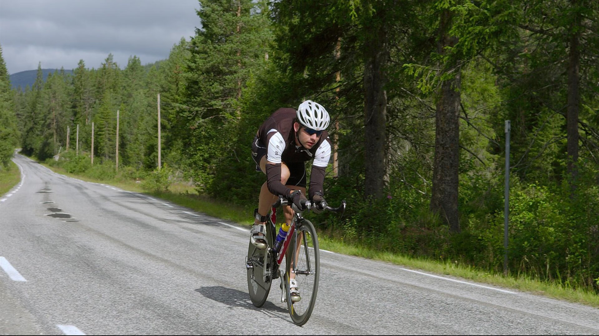 “武汉马拉松：选手们挑战极限，拼尽全力冲刺”